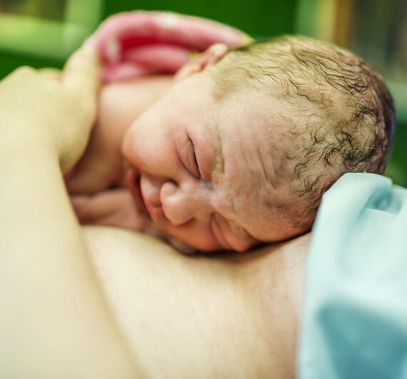 Moeder en baby hebben beiden baat bij Kangaroo Care