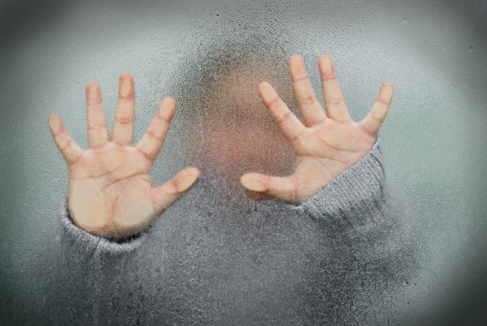 Kindermishandeling kinderhanden tegen beslagen glas