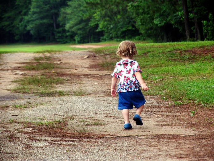 child canstockphoto79136