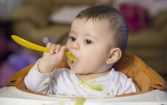 Baby leert groente eten met behulp van aanmoedigingspakket