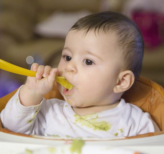 Baby leert groente eten met behulp van aanmoedigingspakket