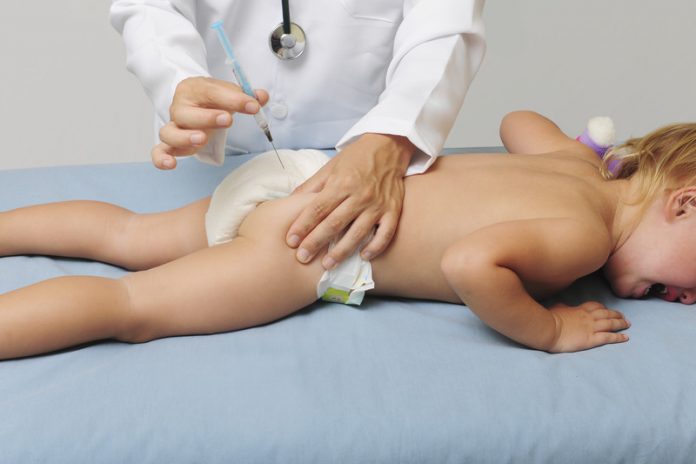 vaccinatie vaccinatie: baby krijgt prik