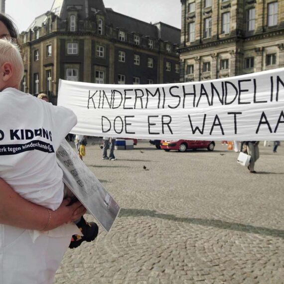 Screen kind van top tot teen op kindermishandeling