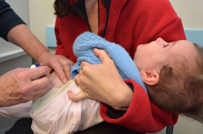 Vaccinatie Baby krijgt vaccinatie