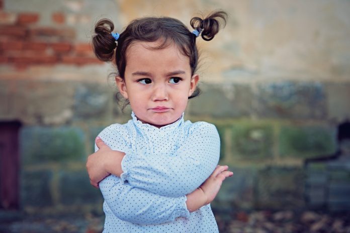 Angry little girl Boos kijkend meisje