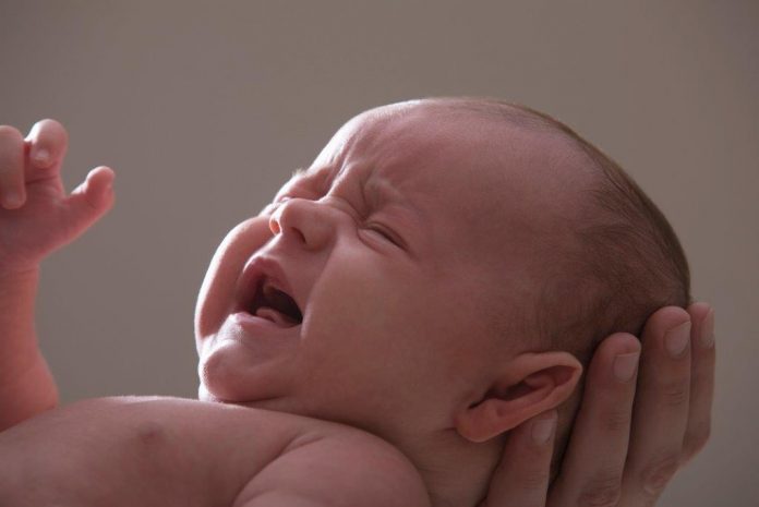 Baby huilen lr Huilende baby