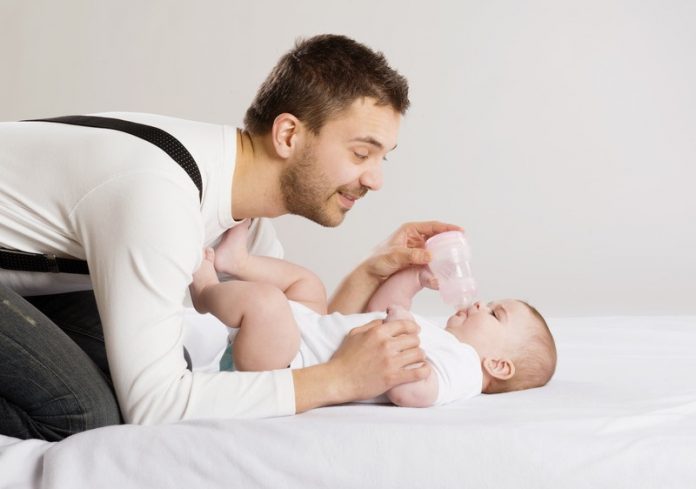 vader met baby vader geeft dochtertje de fles