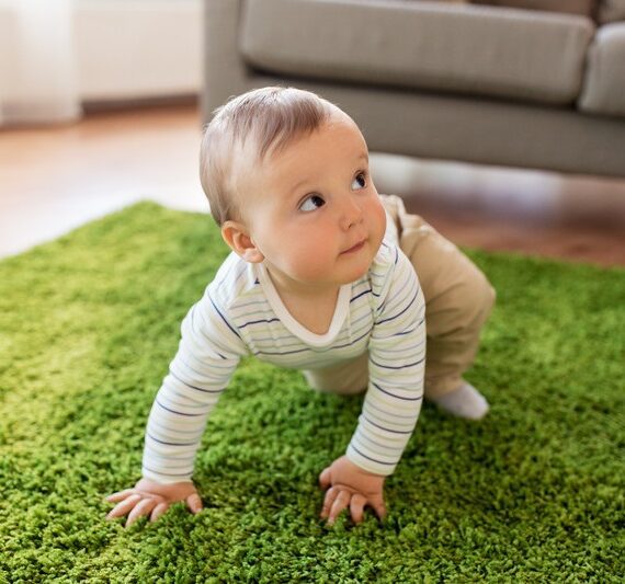 Kruipende baby brengt tal van huidcellen, bacteriën en pollen in de lucht