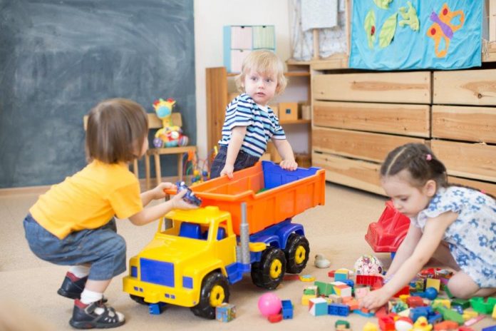 Kinderopvang lr spelende kinderen