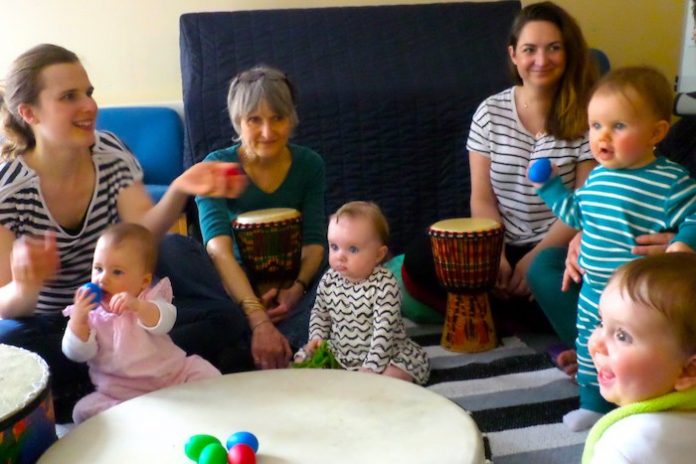 Zingen met baby's Zingen versnelt herstel van postnatale depressie