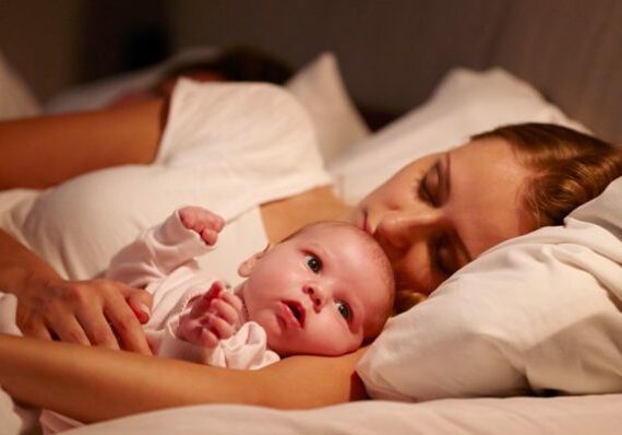 Wel of niet doen: samen slapen met je baby in één bed?