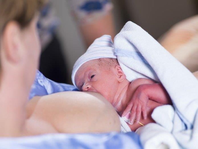 borstvoeding pasgeboren baby drinkt bij moeder