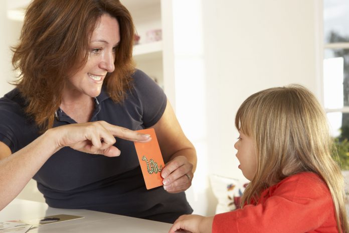 33604494 - downs syndrome girl having speech therapy Ondersteunde Communicatie