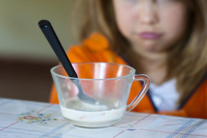 eten meisje met eten