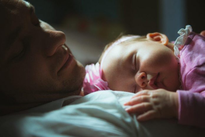 slapen slapende baby met vader