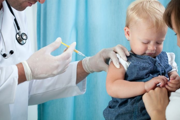 ziekenhuis peuter krijgt injectie