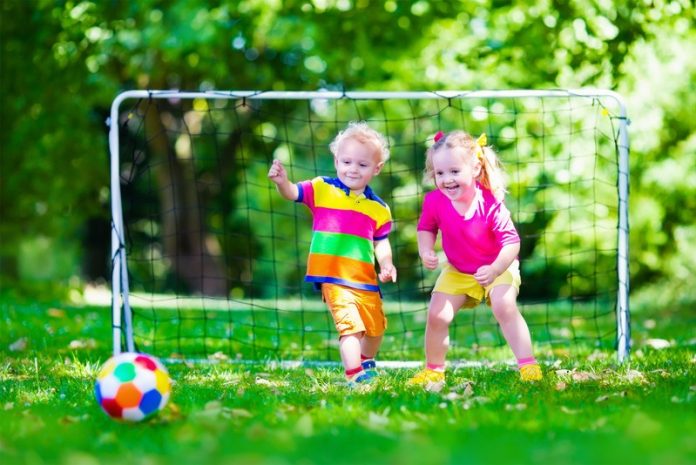 kinderen jongen en meisje met bal