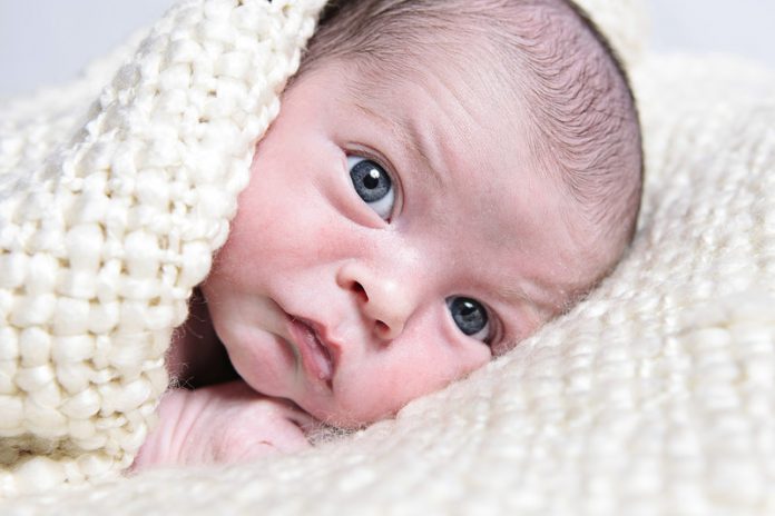 baby pasgeboren baby kijkt met grote ogen de wereld in