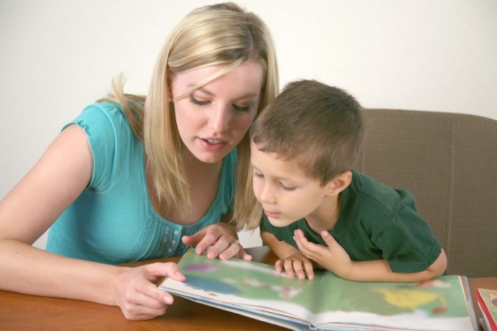 voorlezen moeder leest zoontje voor