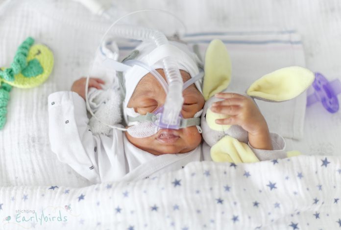 preamtuur te vroeg geboren baby in couveuse