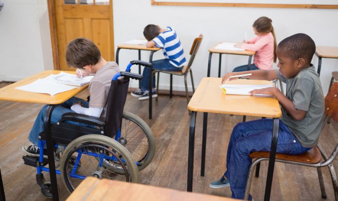 gehandicapt gehandicapte jongen op school
