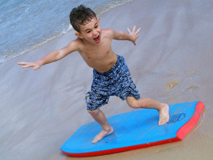 spelen jongetje op strand