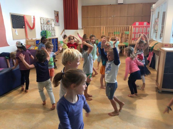Dansende kinderen Dansende kinderen