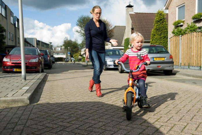 Moeder en kind Kind leert fietsen met moeder