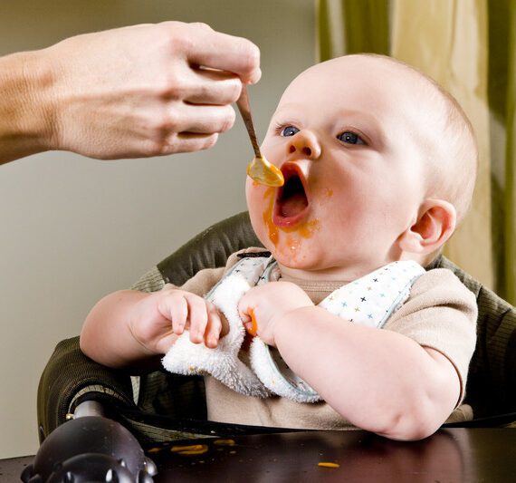 Stappenplan om jonge kind te leren eten