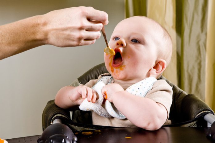 babyeten canstockphoto2542738 baby krijgt hapjes eten