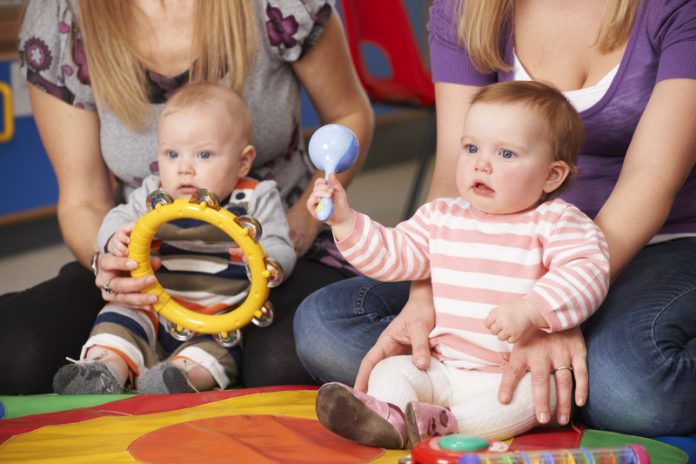 muziek Twee baby's met muziekinstrumenten