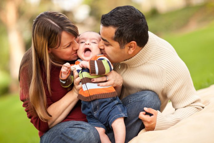 ouders vader en moeder met huilende baby