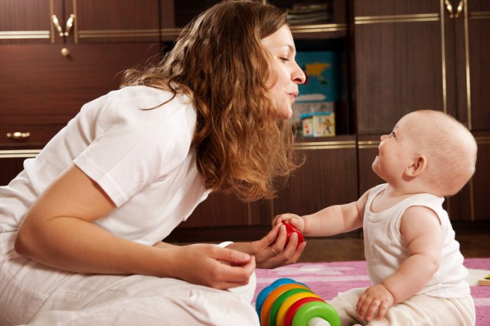 moeder en baby 1 moeder speelt met baby 1