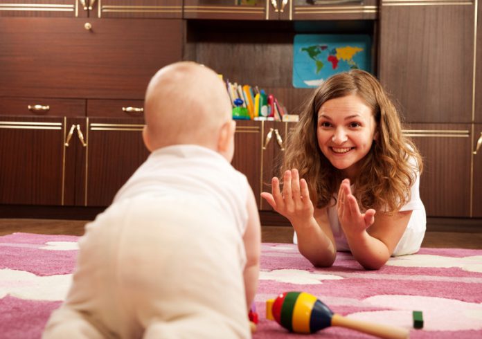 moeder en baby 2 moeder speelt met baby op de grond