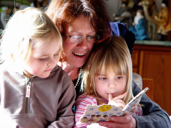lezen Moeder leest dochtertjes voor