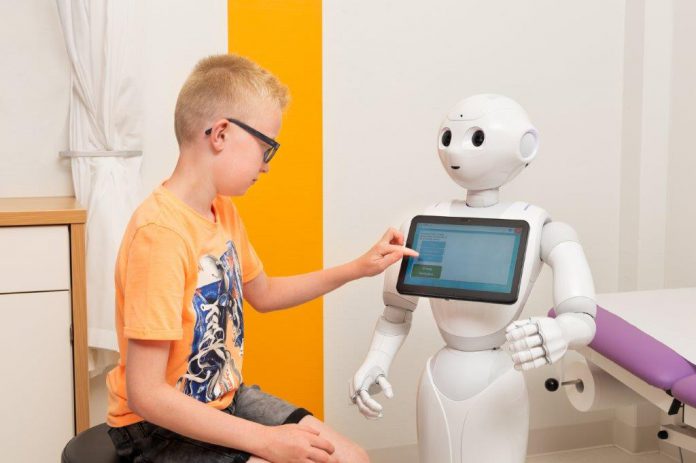 zorgrobot Jongetje met zorgrobot