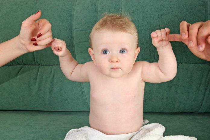 baby baby houdt vingers vader en moeder vast