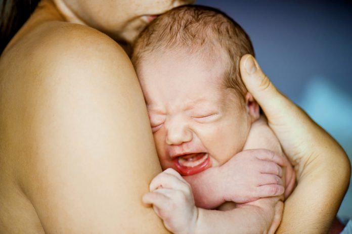 baby moeder met huilende baby