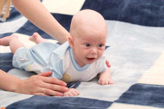 Baby Buikschuiver buikschuivende baby
