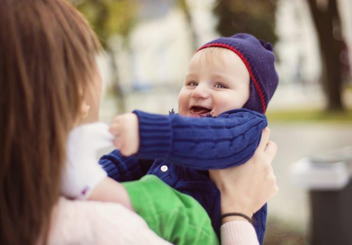 baby verlegen baby met moeder