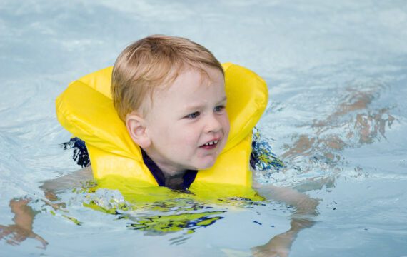 Zonder oefenen verleert jonge kind zwemmen snel