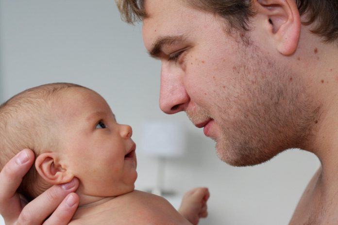 baby en vader Oogcontact tussen baby en vader