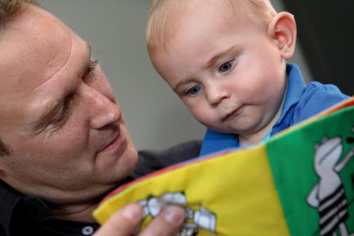 voorlezen Vader leest zoontje voor