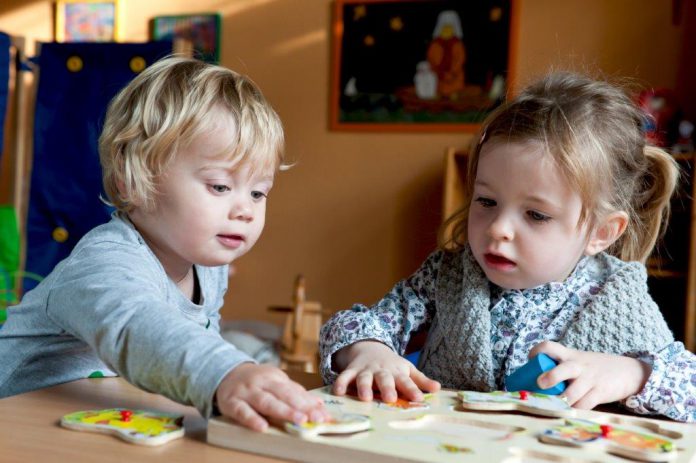 spelen Twee spelende jonge kinderen