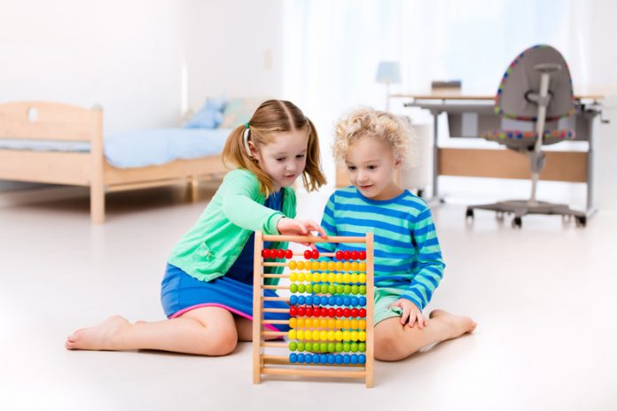 Kleuters cs Twee kleuters oefenen met telraam