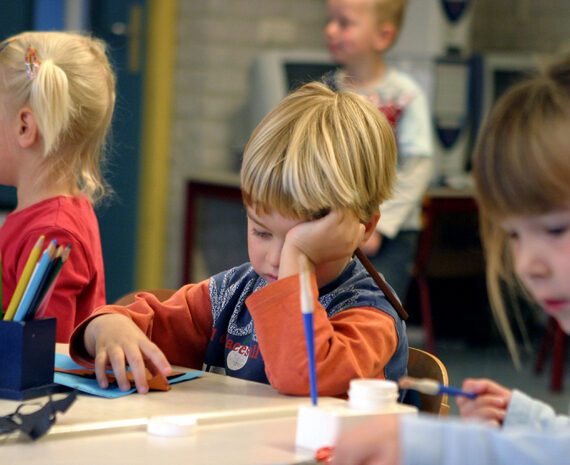 Klasgenootjes wijzen taalvaardige kleuter minder snel af