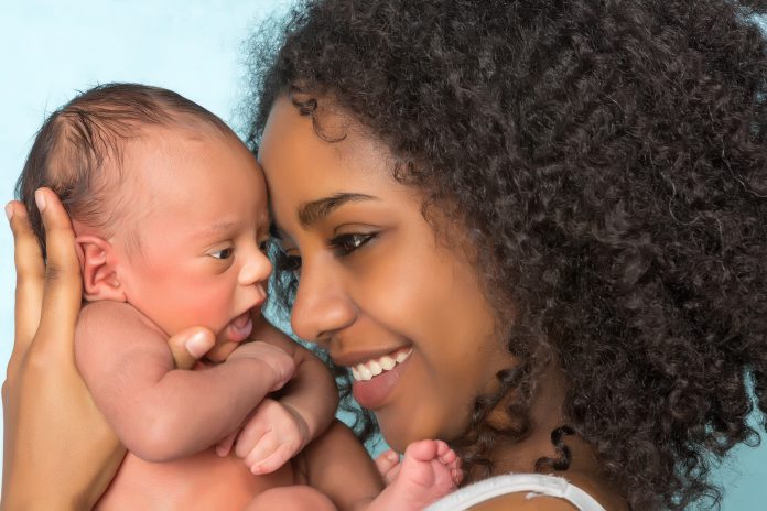 Moeder en kind cs Moeder en baby kijken elkaar in de ogen