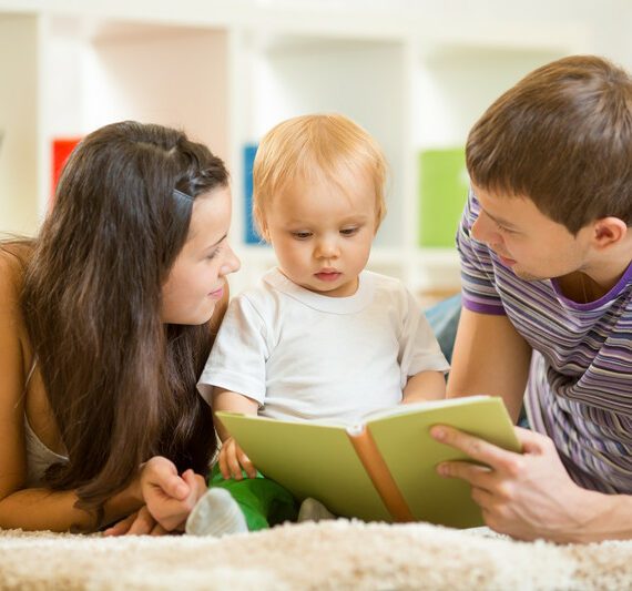 Voorlezen en praten in baby- en peuterperiode vergroot succes op middelbare school