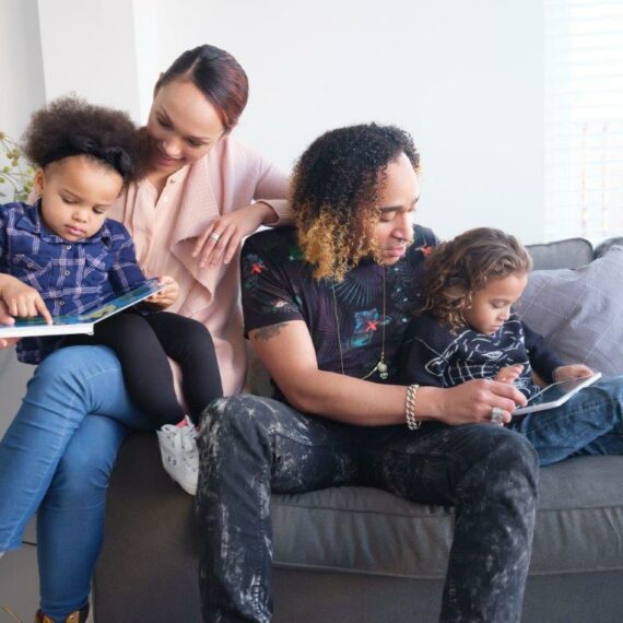 Ouders laten jonge kind steeds vaker alleen met tablet en smartphone