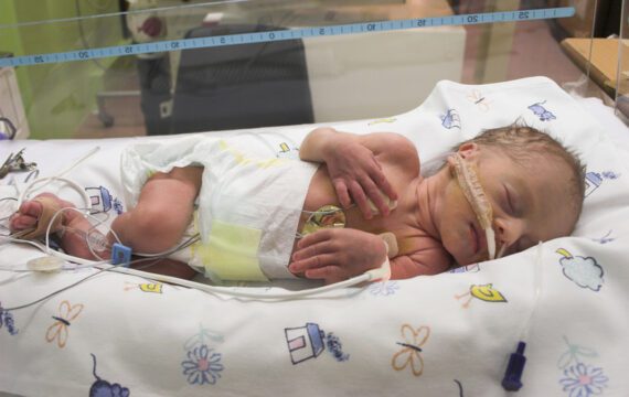 Betrekken vaders bij neonatale zorg goed voor gezondheid baby